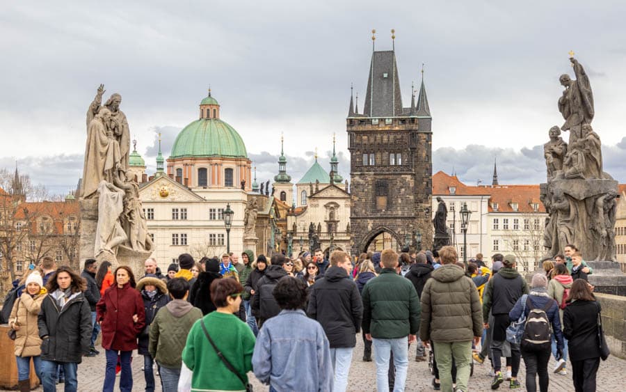 捷克布拉格最具代表性的景點:查理大橋，總是人潮洶湧
